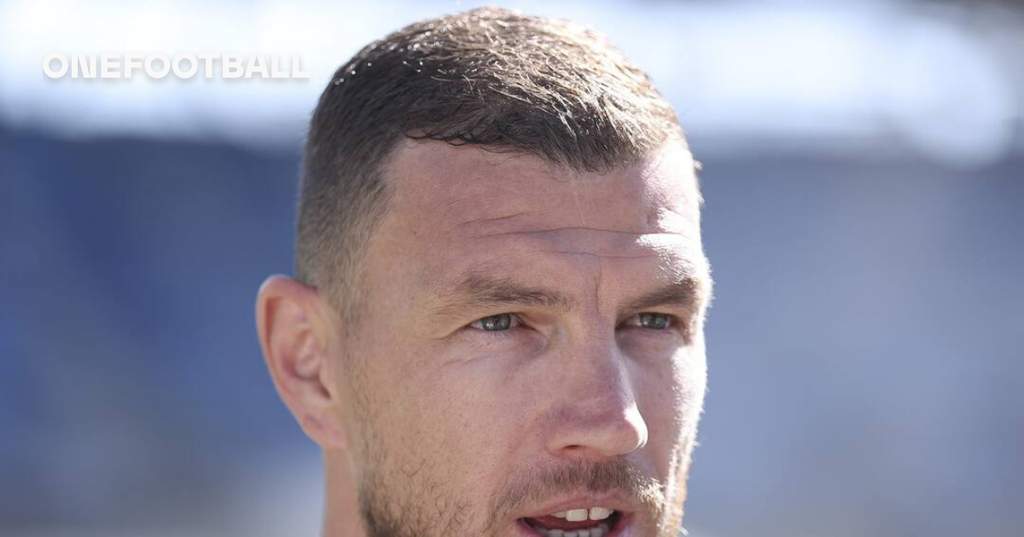 Penyerang veteran Edin Dzeko saat merayakan gol bersama skuad Schalke 04 di lapangan hijau stadion kebanggaan klub.