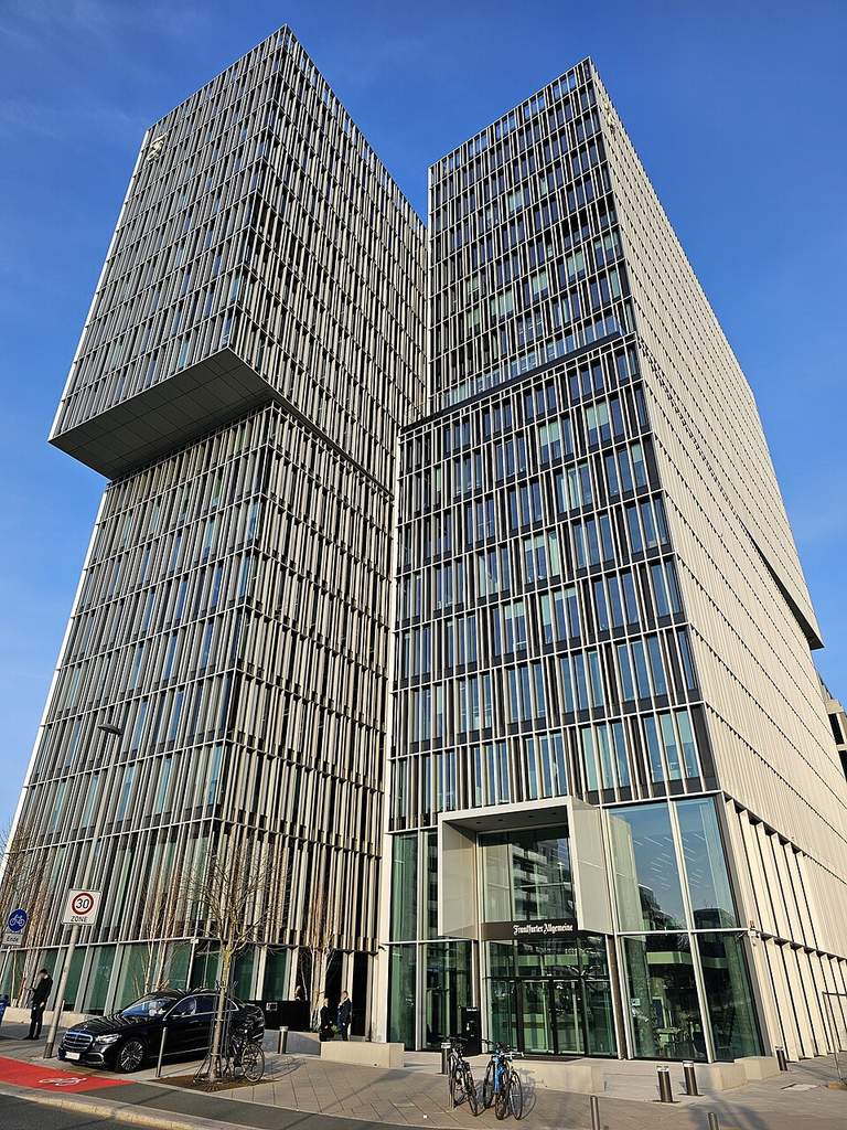 Gedung perkantoran modern FAZ Tower di kawasan Europaviertel, Frankfurt, Jerman, yang menjadi pusat operasional redaksi harian.