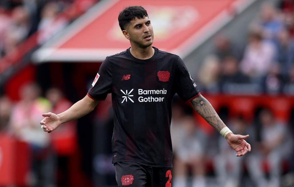 Pemain tengah Bayer Leverkusen Exequiel Palacios sedang beraksi di lapangan hijau dalam pertandingan kompetisi Liga Jerman.