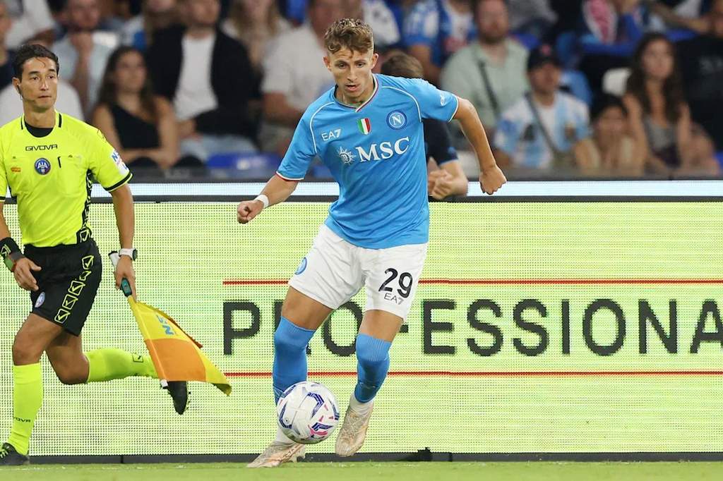 Ekspresi pemain gelandang Jesper Lindstrøm saat mengenakan seragam klub di lapangan latihan dalam sesi latihan terbuka.