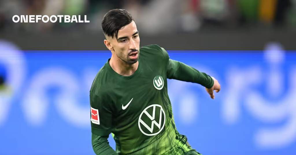 Pemain penyerang VfL Wolfsburg Mohamed Amoura sedang berlatih di lapangan hijau mengenakan jersey latihan klub.