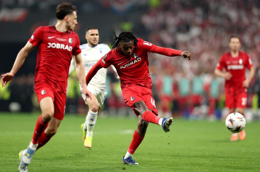 Para pemain SC Freiburg tampak kecewa di lapangan hijau setelah menelan kekalahan atas Aston Villa dalam partai final Liga Europa di Istanbul.