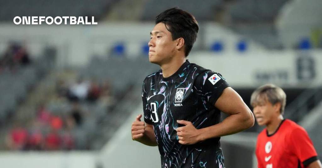 Penyerang asal Korea Selatan, Ho-Jae Lee, mengenakan jersey klub saat melakukan selebrasi di lapangan hijau dalam pertandingan kompetisi domestik.