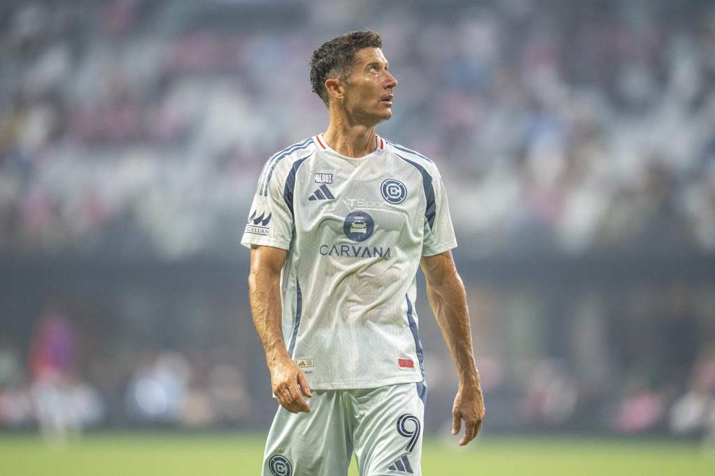 Mantan penyerang Bayern Munich Robert Lewandowski melakukan selebrasi setelah mencetak gol pertamanya bersama klub MLS Chicago Fire di stadion.