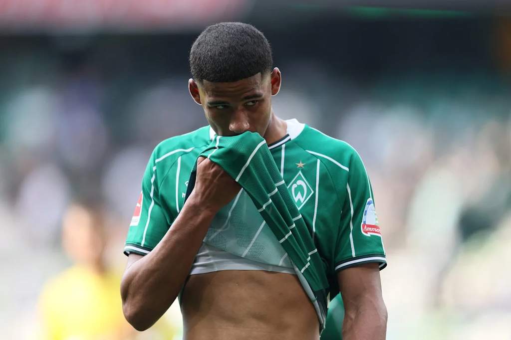 Penyerang muda Werder Bremen Salim Musah melakukan selebrasi di lapangan hijau saat pertandingan uji coba pramusim.