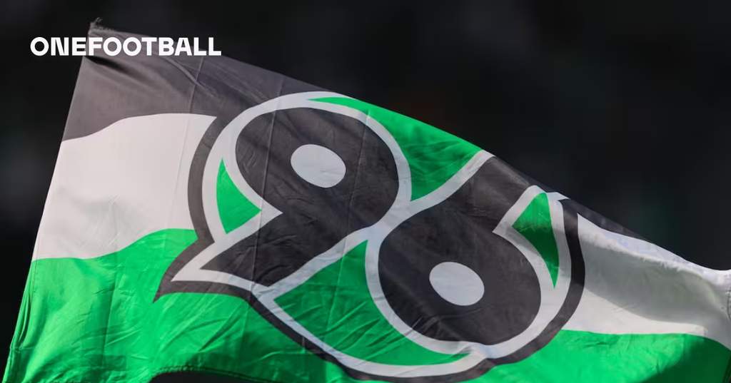 Suasana stadion Hannover 96 saat laga pramusim dengan ribuan suporter memadati tribun penonton merayakan pembukaan musim baru.